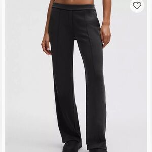 Lululemon • Softstreme Pintuck Mid-Rise Pant
Short • Size LG